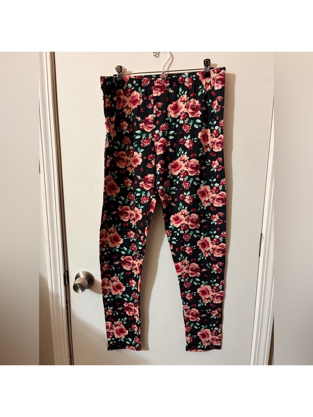 Women’s 2XL Bobbie Brooks Black Floral Leggings Tote4